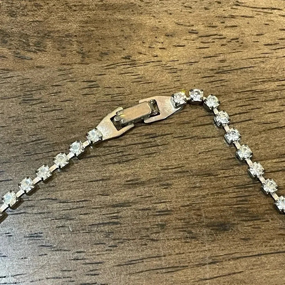 Vintage Silver Tone Black White Rhinestone V Shape Necklace 16” Diamanté - Picture 3 of 9
